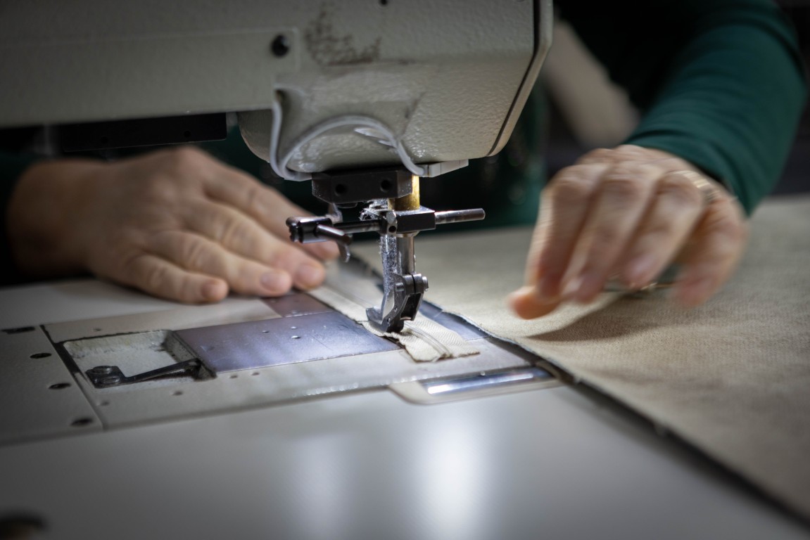 cuciture delle fodere - produzione divani puglia - itria divani