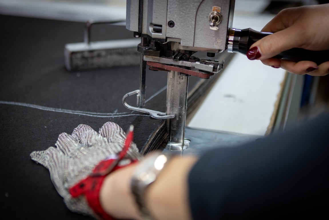 taglio dei tessuti - produzione divani puglia - itria divani